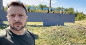 Российские военные установили флаг на стеле в Покровске