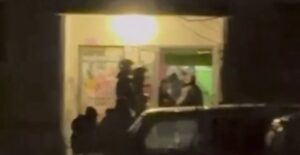 Захват заложников в Первоуральске: мужчина с гранатой удерживает женщину и ребенка