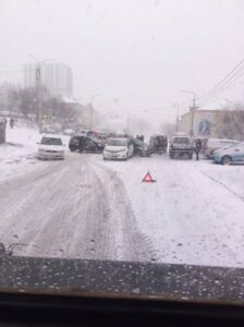 Сильный гололед парализовал жизнь на Камчатке