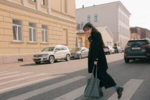 В Москве нашли пачку денег с лентой в подъезде