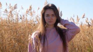 У девочек-подростков в России массово растут усы