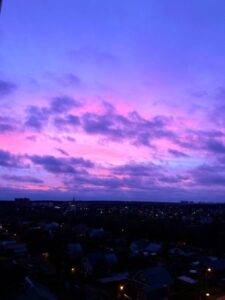 Розовый рассвет окрасил небо Москвы в пятницу утром