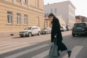 В Москве нашли пачку денег с лентой в подъезде