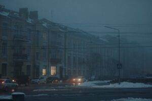 Петербург укрыло снегом, горожане лепят снеговиков